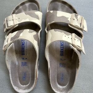 Birkenstock Arizona sandal size 39 (8.5) vegan.